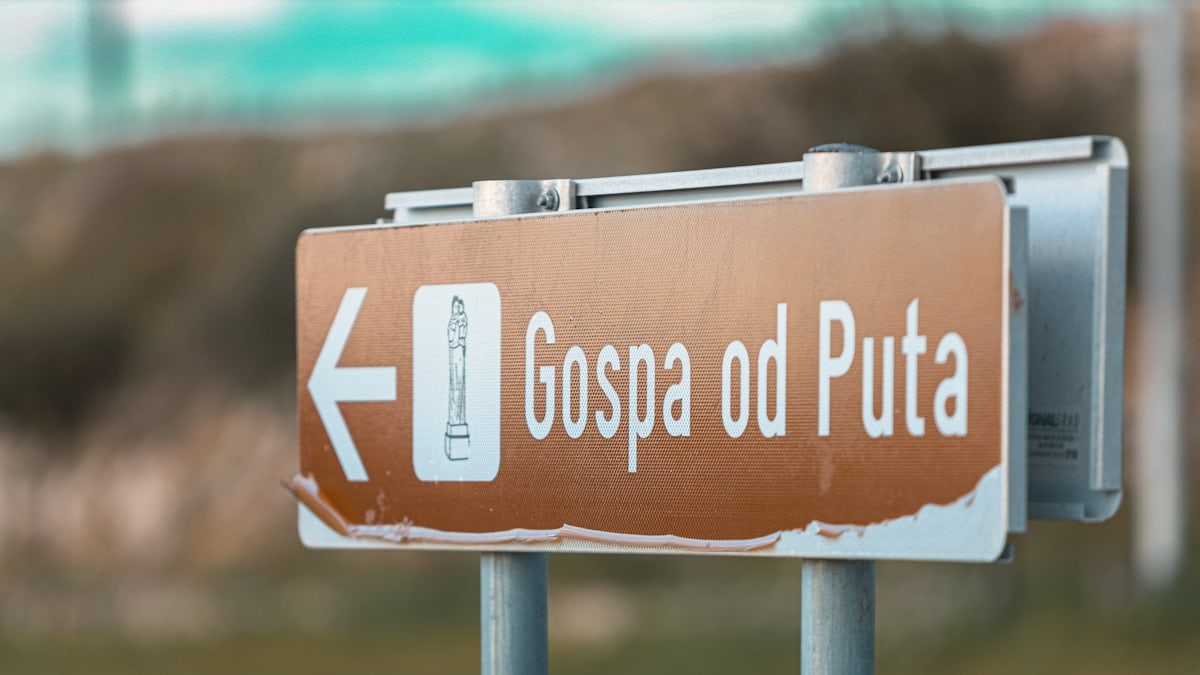 Sign pointing to "gospa od puta."
